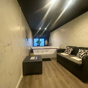 https://jacuzzi-en-duplex-a-5-minutes-du-centre-ville-a-pied.hotels-rhonealpes.com